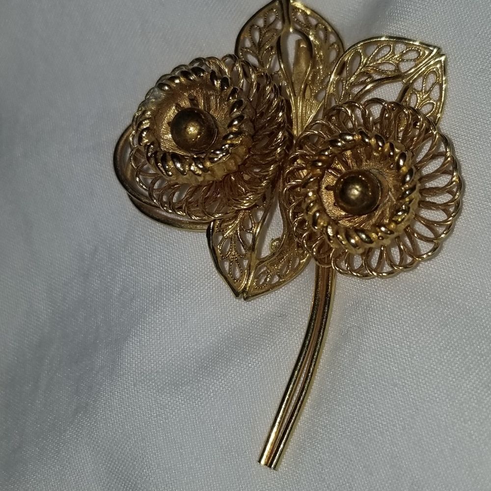 Corocraft Goldtone 3 Demensional Flower Brooch